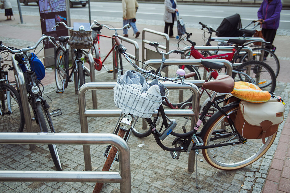 Obrazek przedstawia parking rowerowy