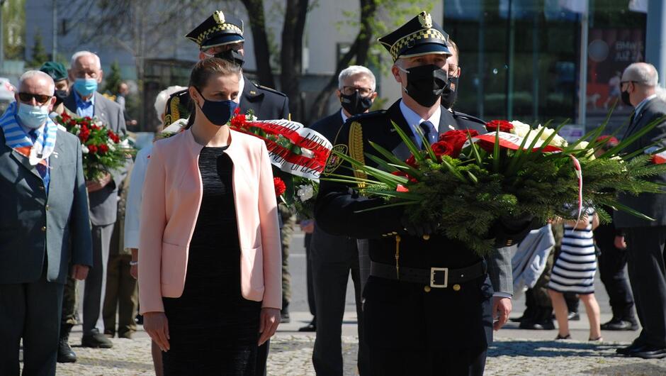 strażnicy z kwiatami kombatanci dlegacja gości.JPG