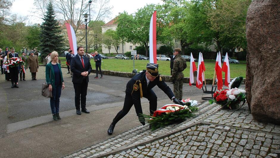 strażnik składa kwiaty pod pomnikiem generała Maczka prezydent Piotr Borawski delegacje z kwiatami.JPG