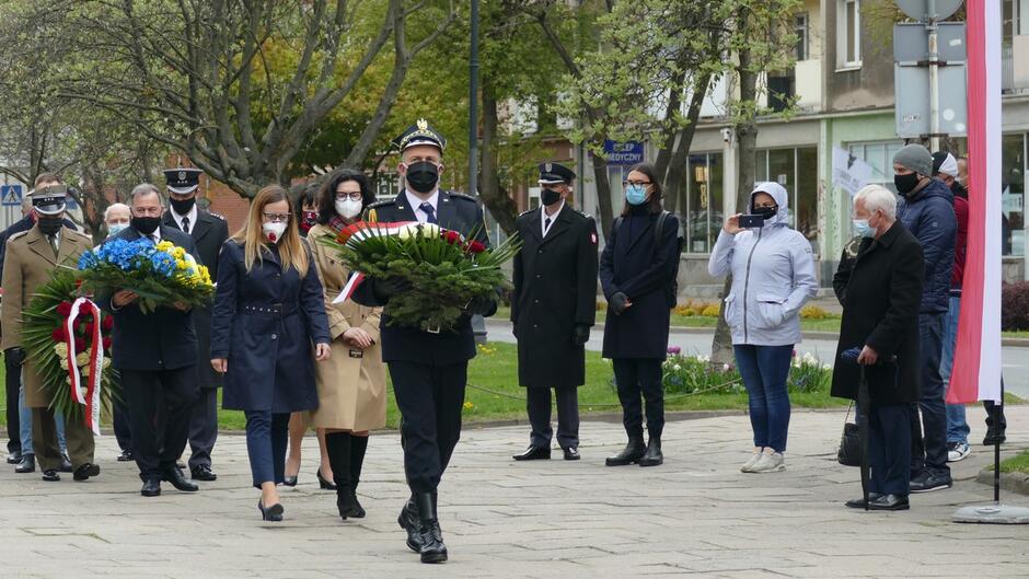 strażnik z wieńcem, Aleksandra Dulkiewicz delegacje z kwiatami.JPG