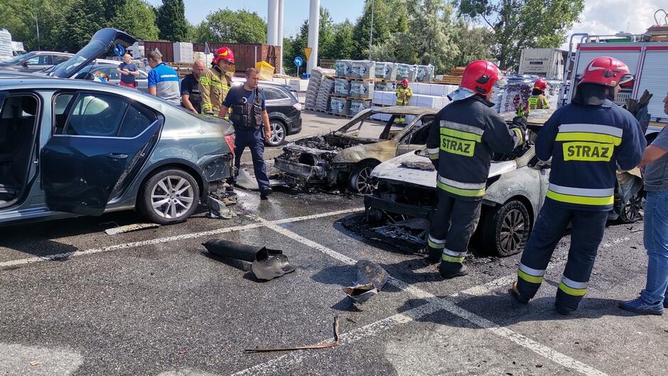 parking spalone samochody strażacy materiały budowlane zaparkowane auta