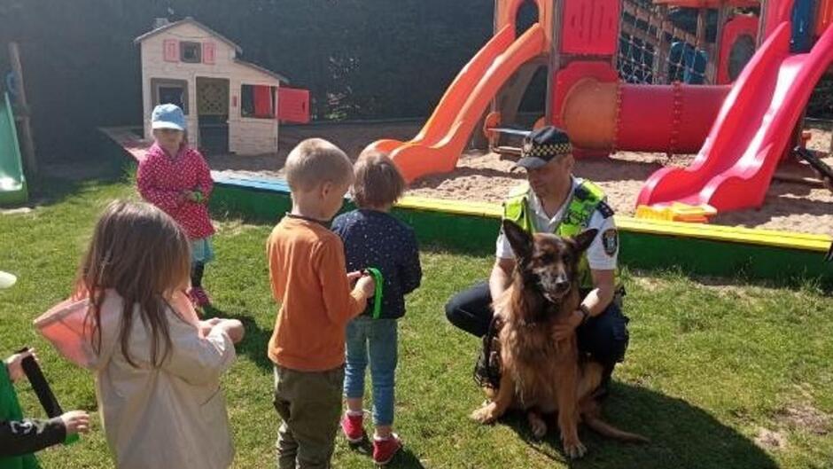 Strażnik i uczniowie podczas akcji Pies twoim przyjacielem