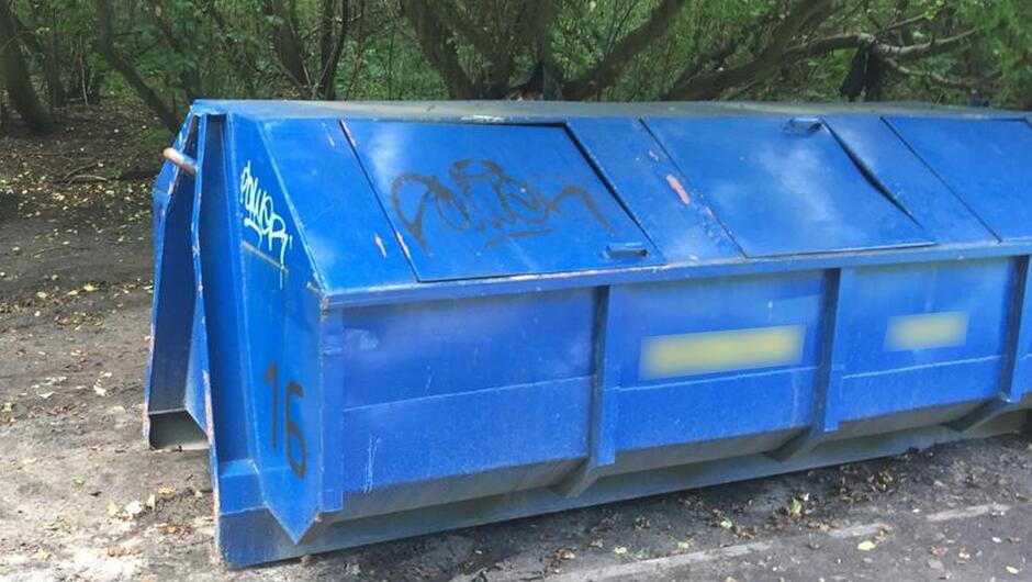 Niebieski kontener na odpady drzewa