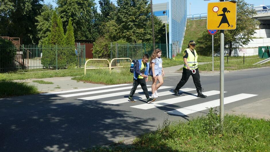 strażniczka z dziećmi przechodzi przez przejście dla pieszych.JPG