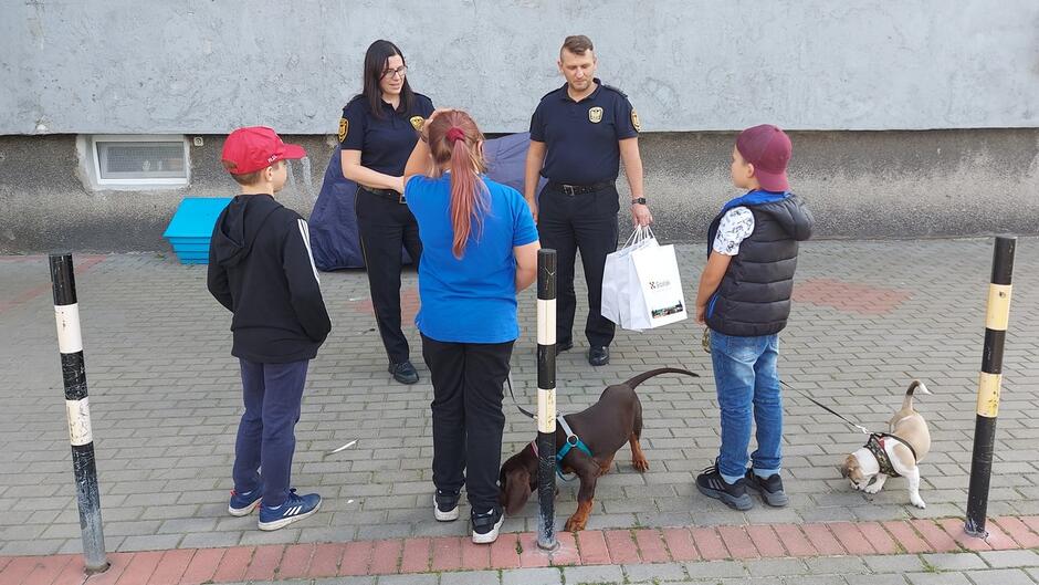 Strażnicy dziękują dzieciom za wzorową postawę wobec potrzebującego pomocy mężczyzny