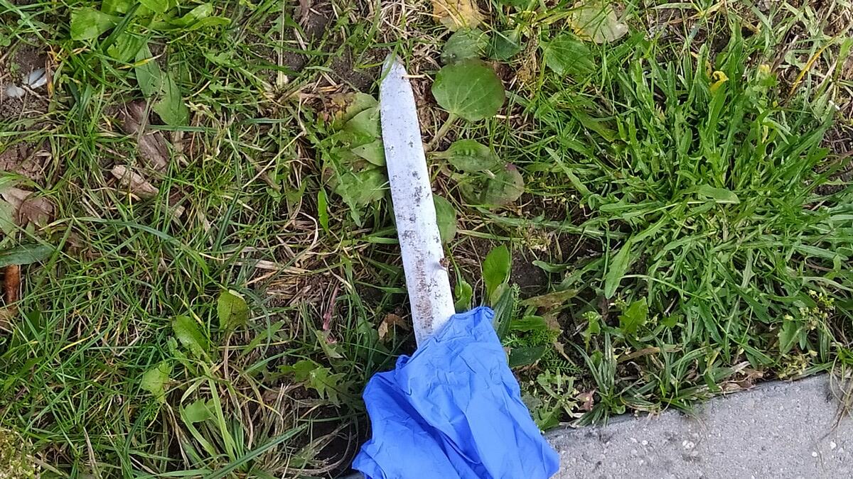 nóż leżący na trawie