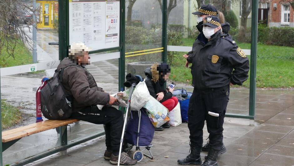 strażniczki rozmawiają z osobą bezdomną.JPG