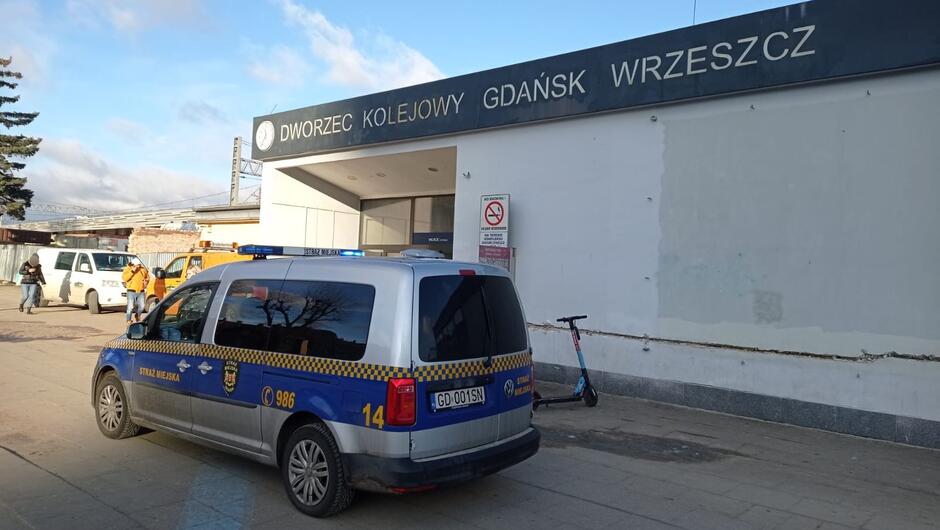 Radiowóz straży miejskiej zaparkowany pod dworcem we Wrzeszczu