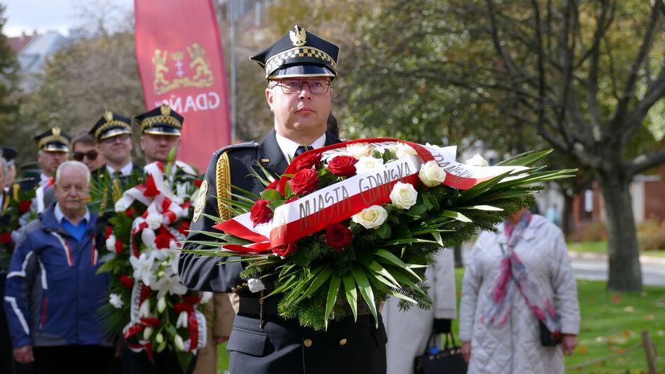 kwiaty pomnik bitwa pod Lenino 78 rocznica f02 2021