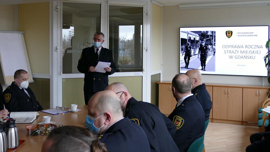 Komendant Straży Miejskiej w Gdańsku omawia działania jednostki w roku 2021.JPG