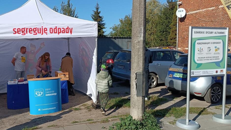 stoisko edukacyjne z nazwą segreguję odpady