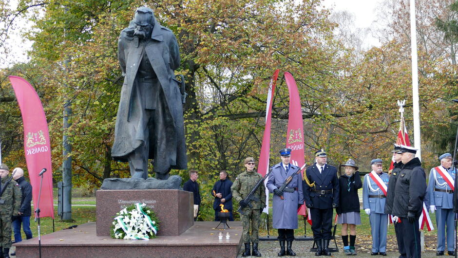 Uroczystość z okazji 104. rocznicy odzyskania niepodległości, 10 listopada 2022 r. pomnik marszałka Józefa Piłsudskiego w Gdańsku