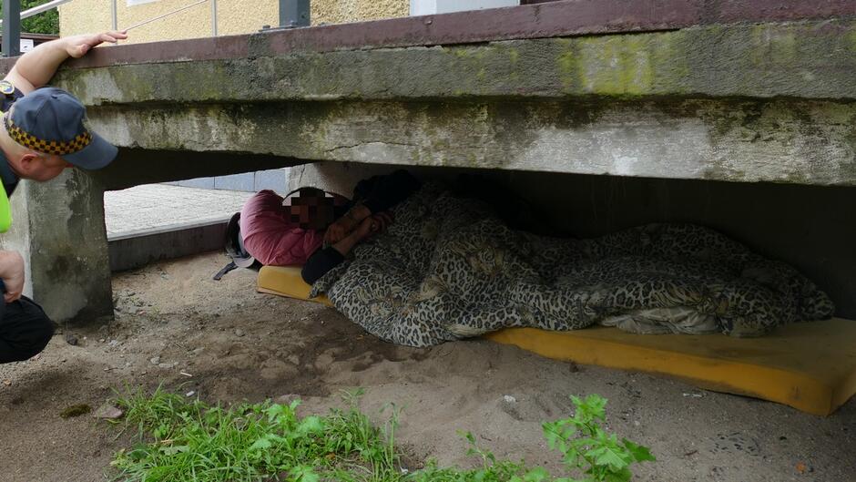 strażnik i osoba bezdomna pod schodami.JPG