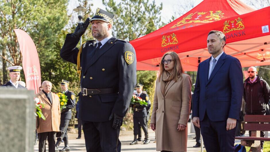 strażnik oddaje honor przed pomnikiem za nim stoi wiceprezydent Piotr Borawski i przewodniczącą Rady Miasta Agnieszka Owczarczak