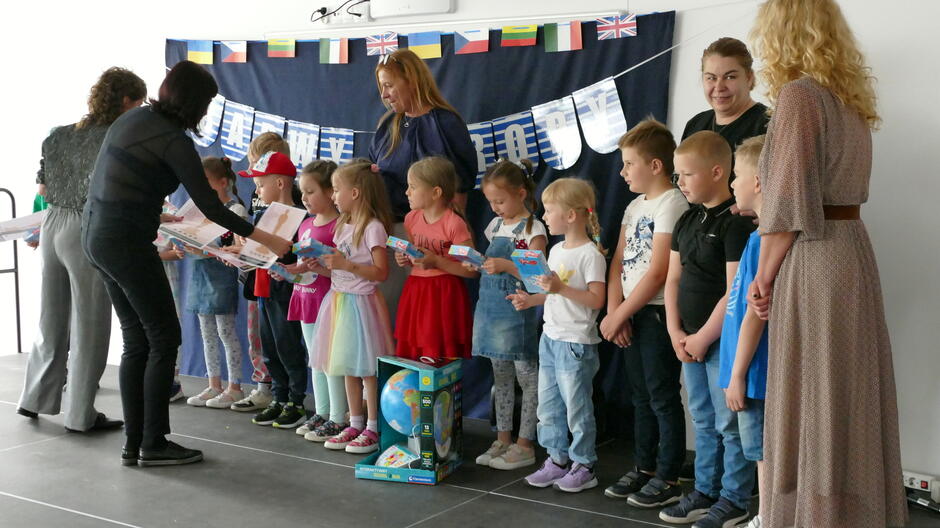 przedszkolaki odbieraja nagrody za wystep