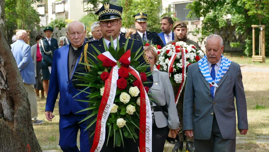 strażnicy i delegacje z wieńcami na cmentarzu ofiar hitleryzmu