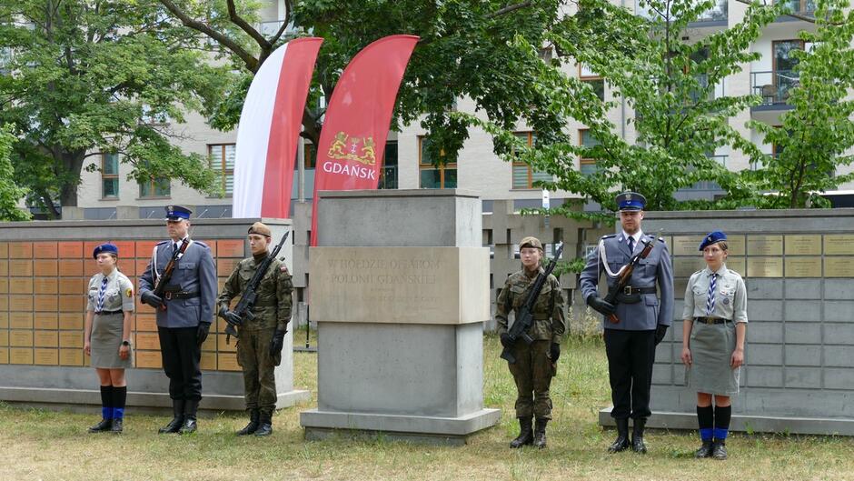 warta honorowa przy pomniku W hołdzie ofiarom - Polonii Gdańskiej warta złożona z policjantów żołnierzy i harcerzy