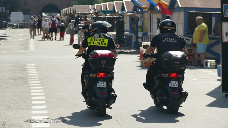 Dwójka strażników miejskich na skuterach.