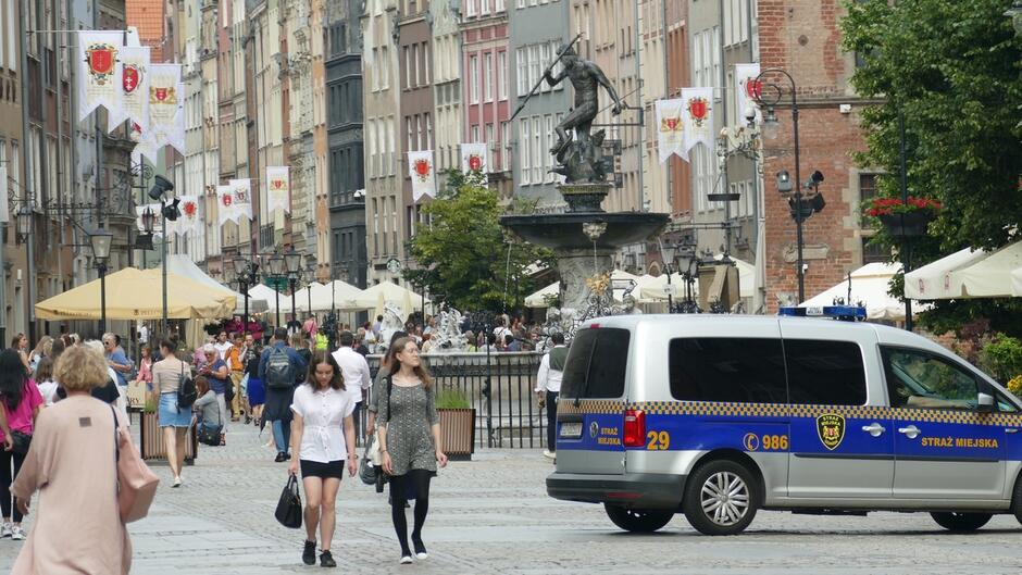 radiowóz straży miejskiej przejeżdza przez Długi Targ.JPG