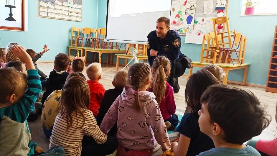 strażnik prowadzi zajęcia dla dzieci str.