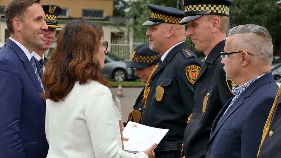 Aleksandra Dulkiewicz wręcza nagrode straznikowi