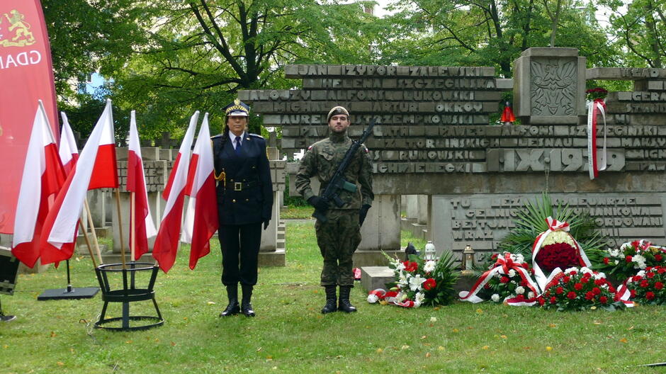 warta honorowa przed pomnikiem w sklad której wchodzi strażniczka i żołnierz WOT