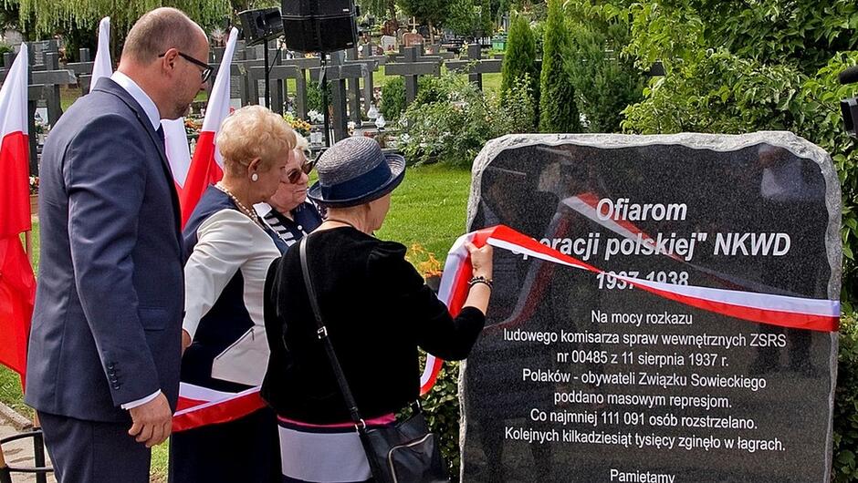 Prezydent Adamowicz przy pomniku 
