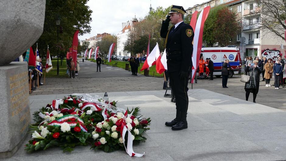 strażnik salutuje przed pomnikiem Tym Co Za Wolność.JPG