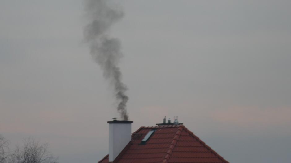 Dach i dym z komina.