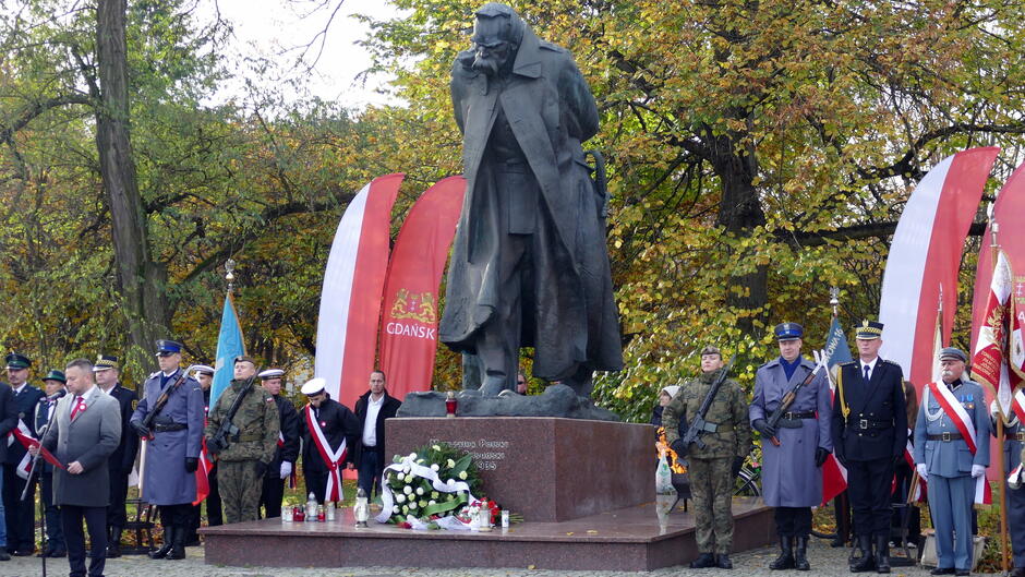 pomnik Piłsudskiego przy nim warty honorowe i uczestnicy