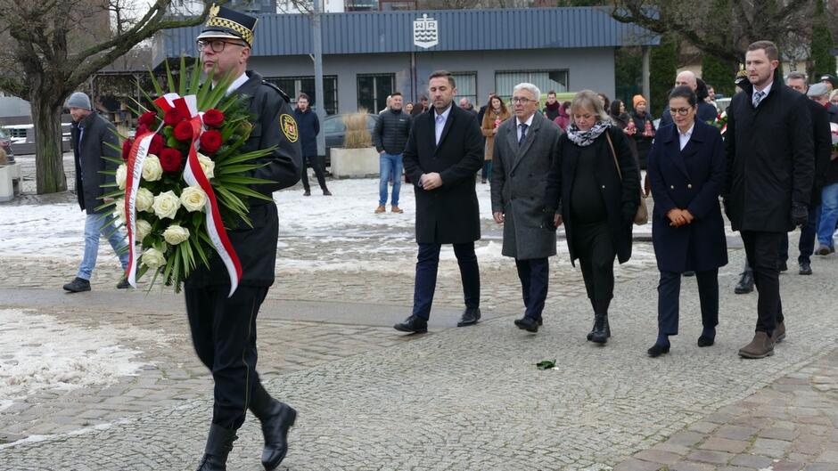 strażnik z wieńcem w tle włodarze Gdańska.JPG