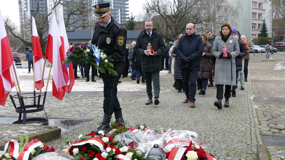 strażnik skaład wieniec w tle delgacja.JPG