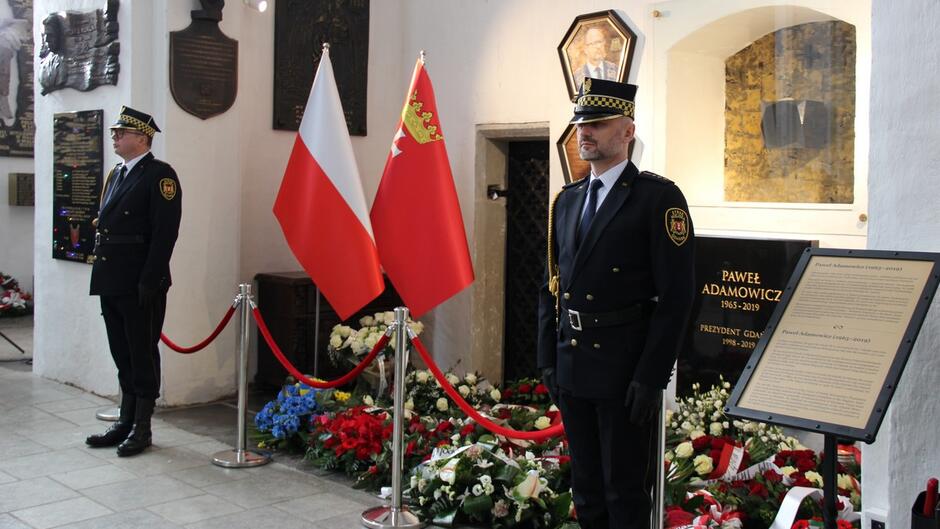 Warta honorowa strażników miejskich przy urnie prezydenta Pawła Adamowicza