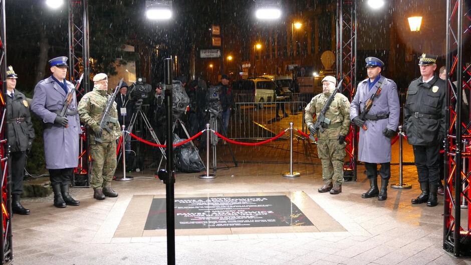 Warta honorowa strażników miejskich, żołnierzy i policjantów przy płycie upamiętniającej zamach na prezydenta Gdańska Pawła Adamowicza