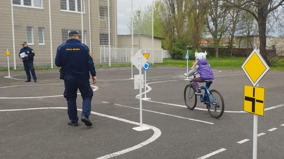 strażnicy w miasteczku rowerowym
