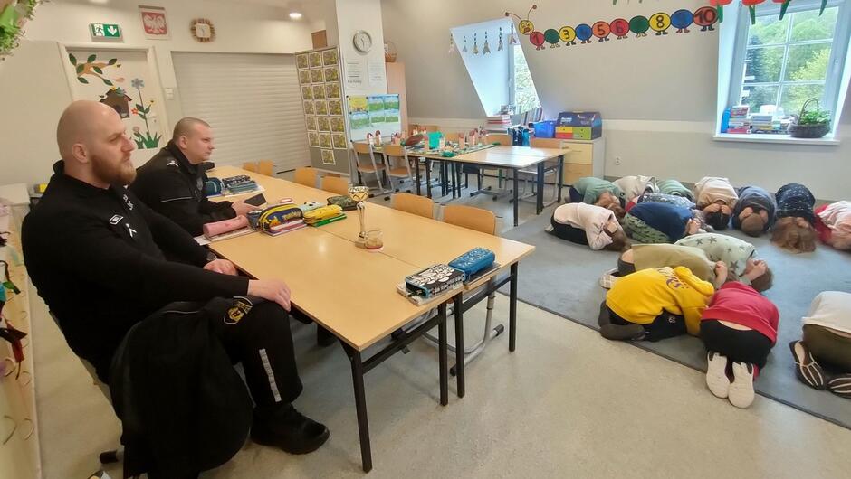 Goście z Łotwy podczas zajęć profilaktycznych w szkole podstawowej
