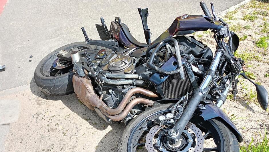 rozbity motocykl leżący na ziemi