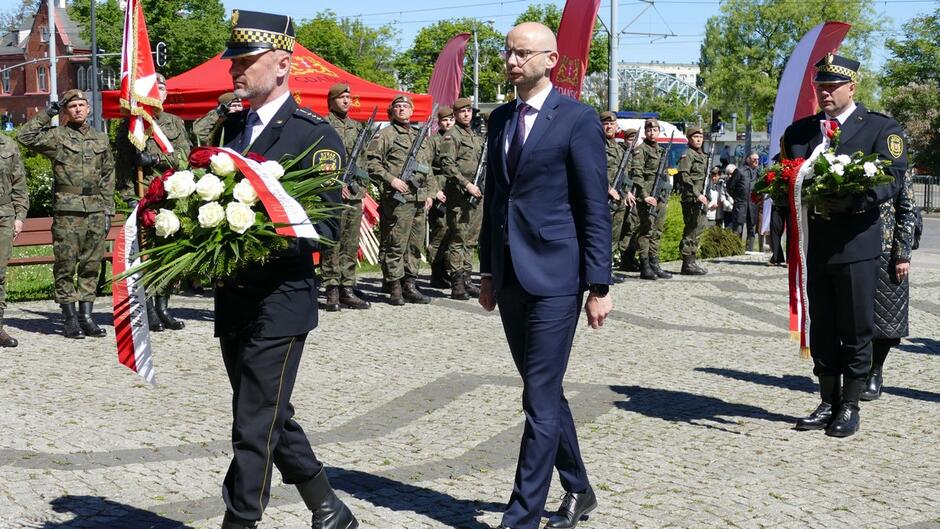 Zastępca prezydenta Gdańska Piotr Kryszewski oraz strażnik miejski składają wieniec pod pomnikiem Józefa Piłsudskiego. 