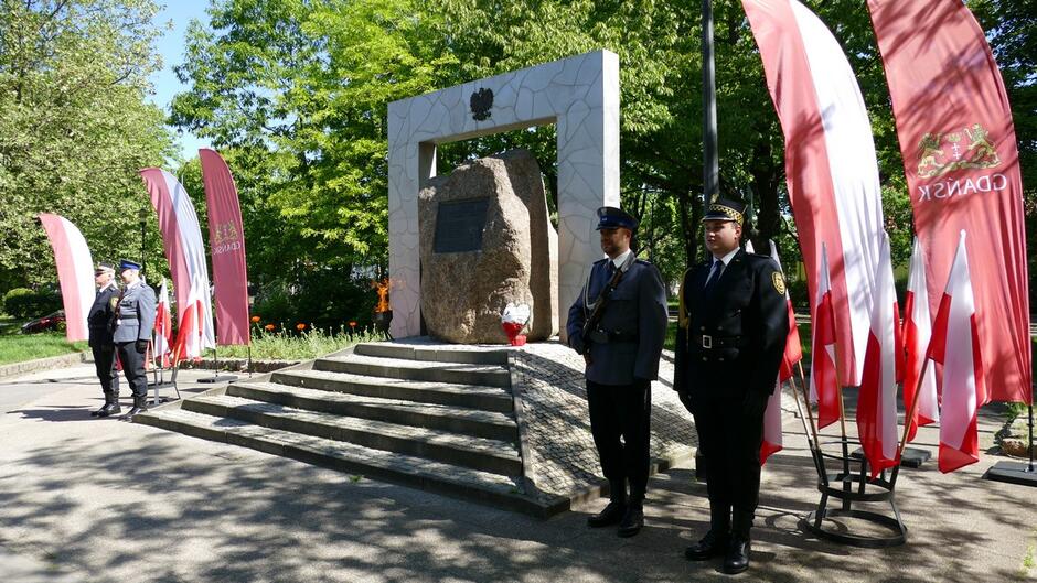 Warta honorowa przed pomnikiem gen. Stanisława Maczka