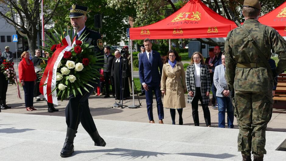 Delegacja władz Gdańska składa wieniec pod pomnikiem Tym co za polskość Gdańska 