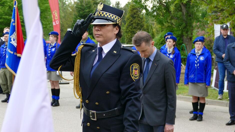 Strażniczka miejska salutuje pod Pomnikiem Ponarskim. 