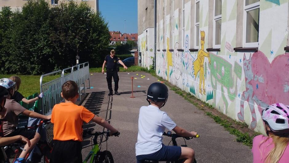 uczniowie słuchają instrukcji przed egzaminem na kartę rowerową