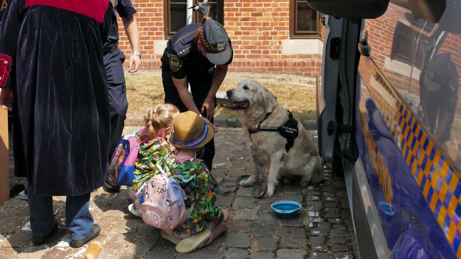 dzieci siedzą obok psa Marleya.JPG