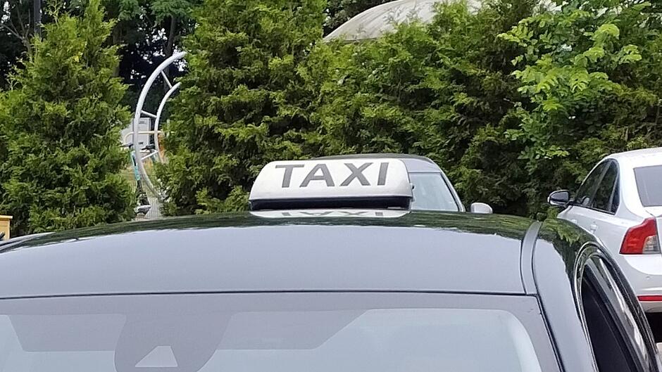 znaczek taxi na dachu samochodu