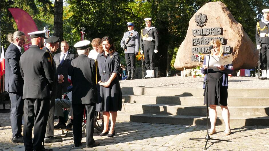 Weterani wręczają prezydent Gdańska odznaczenie. 