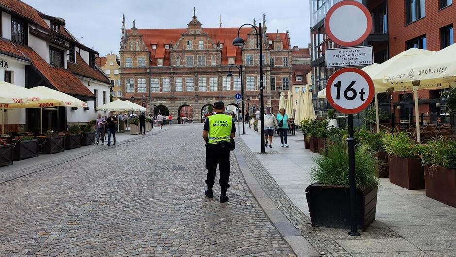 strażnik przy Zielonym Moście znaki drogowe kawiarnie przechodnie