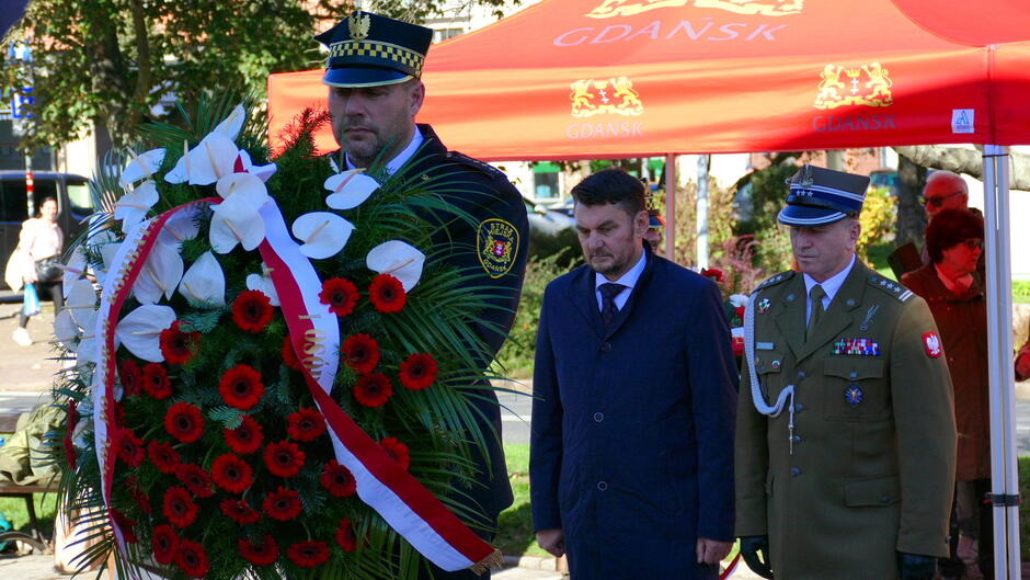 strażnik z wieńcem, z tyłu Lech Parell i żołnierz