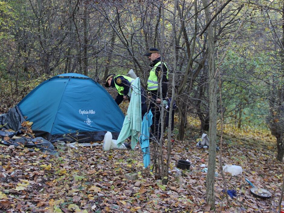 strażnicy sprawdzają namiot stojący w środku lasu fb.JPG