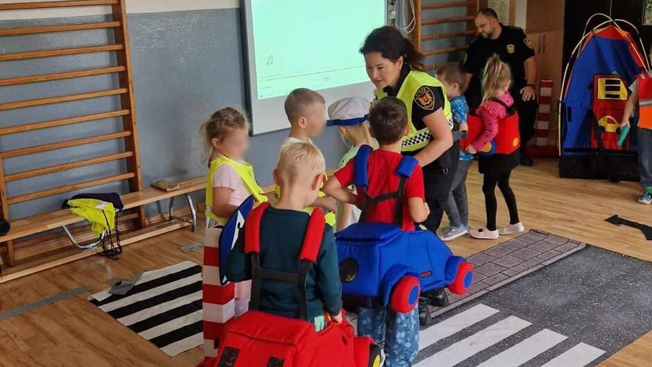 dzieci na zajęciach autochodzik strażnicy sala gimnastyczna