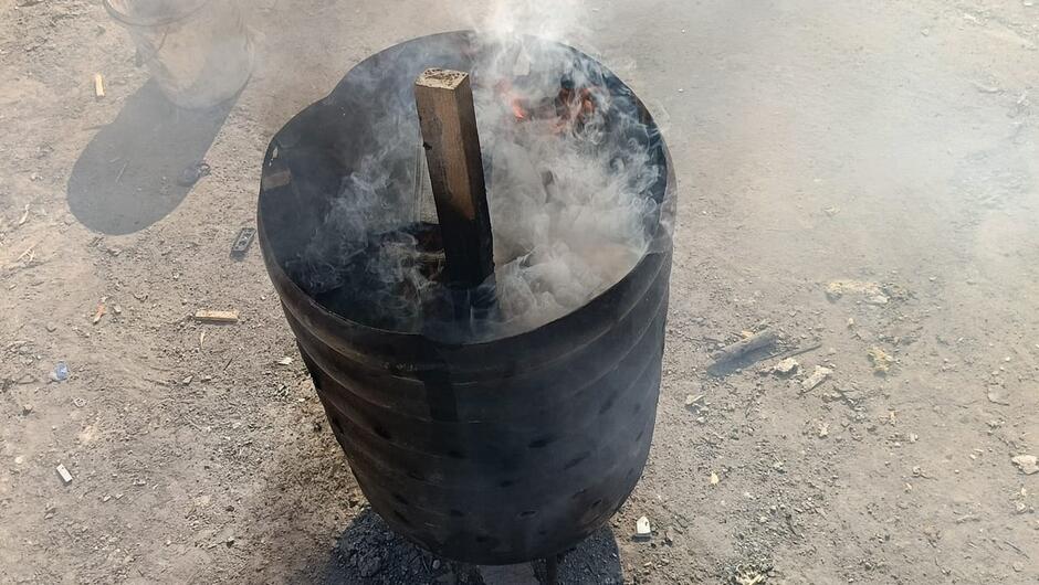 ognisko w beczce nad nią biały dym